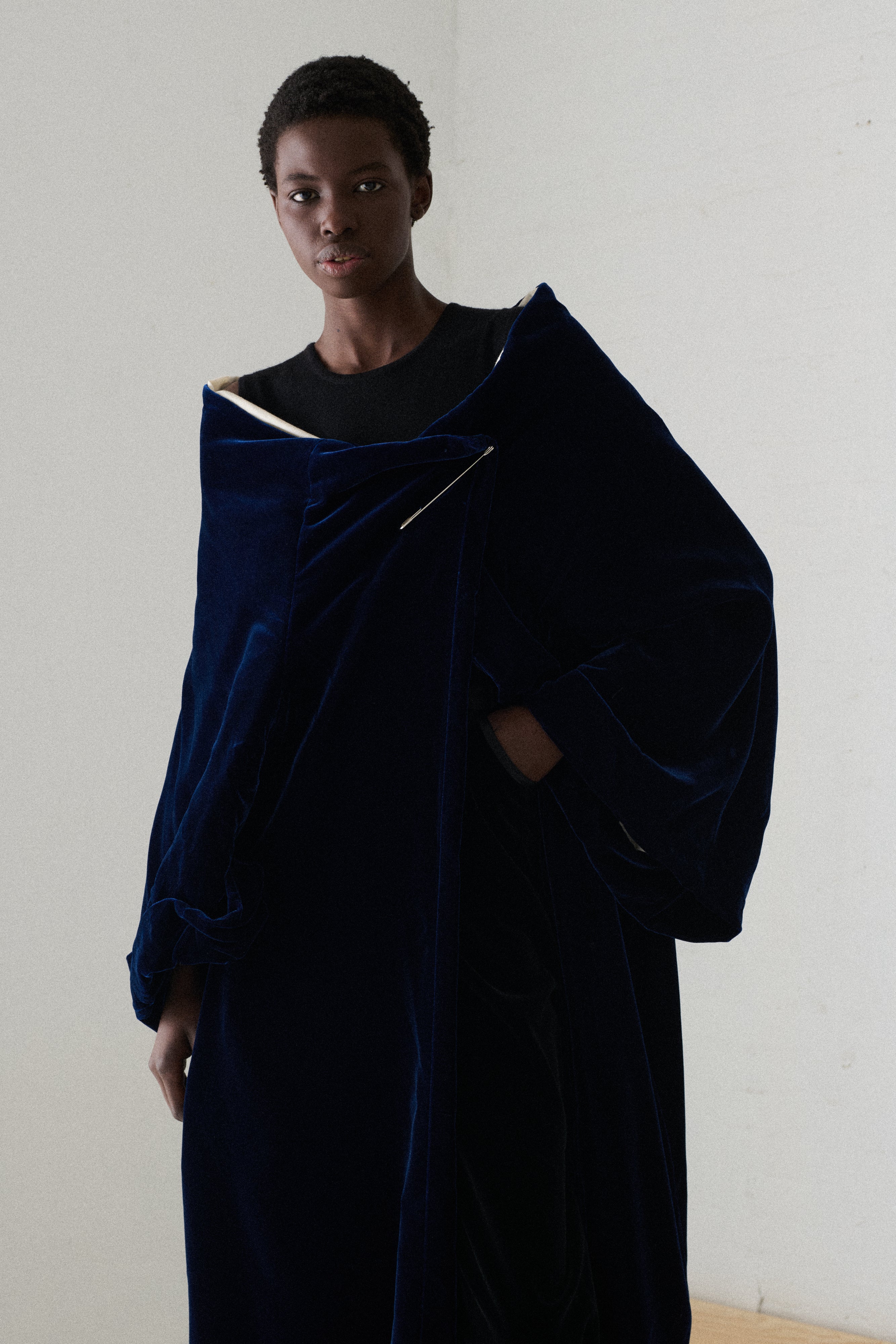 1996 CdG Blue Velvet Evening Coat - Image 10