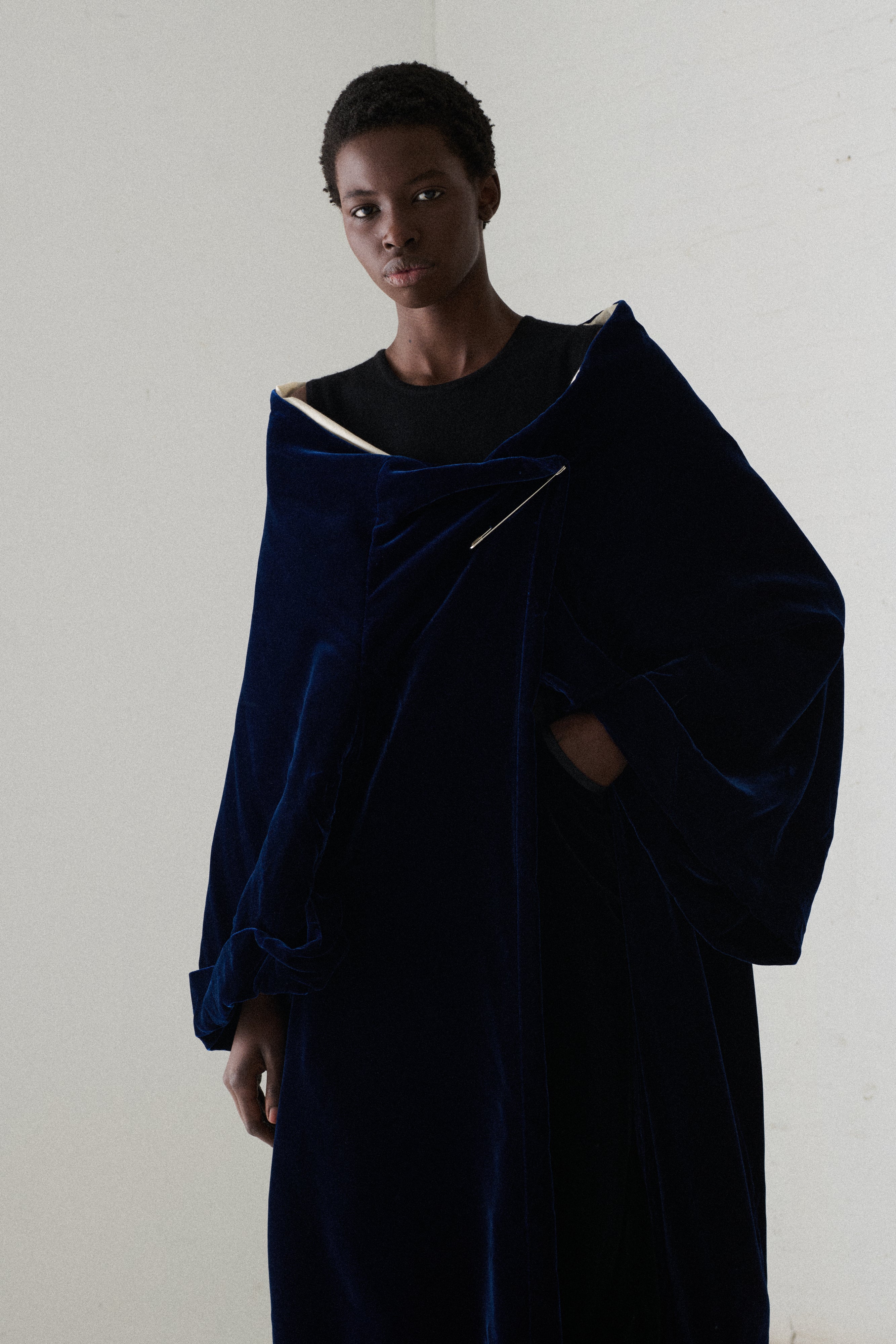 1996 CdG Blue Velvet Evening Coat - Image 11