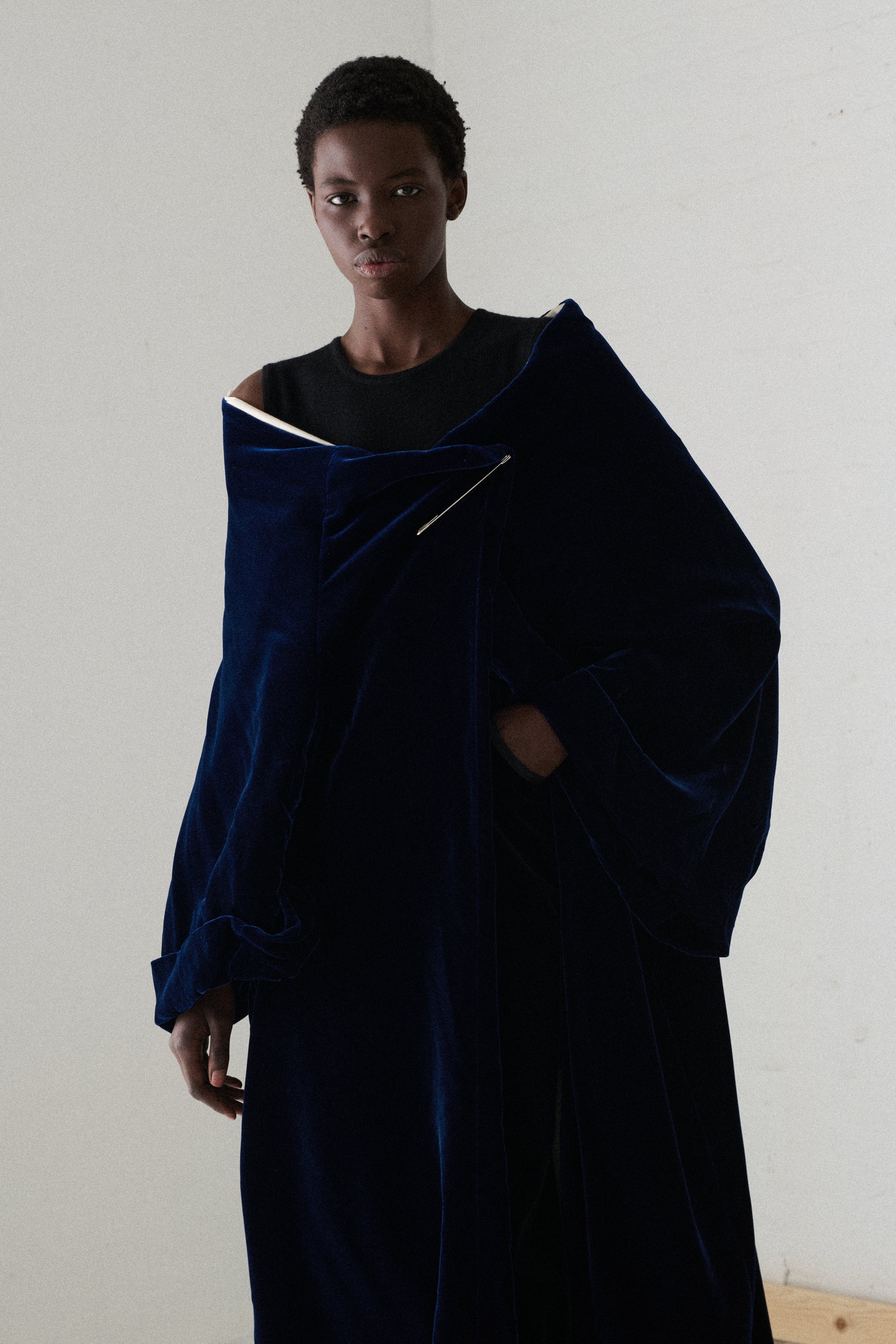 1996 CdG Blue Velvet Evening Coat - Image 15
