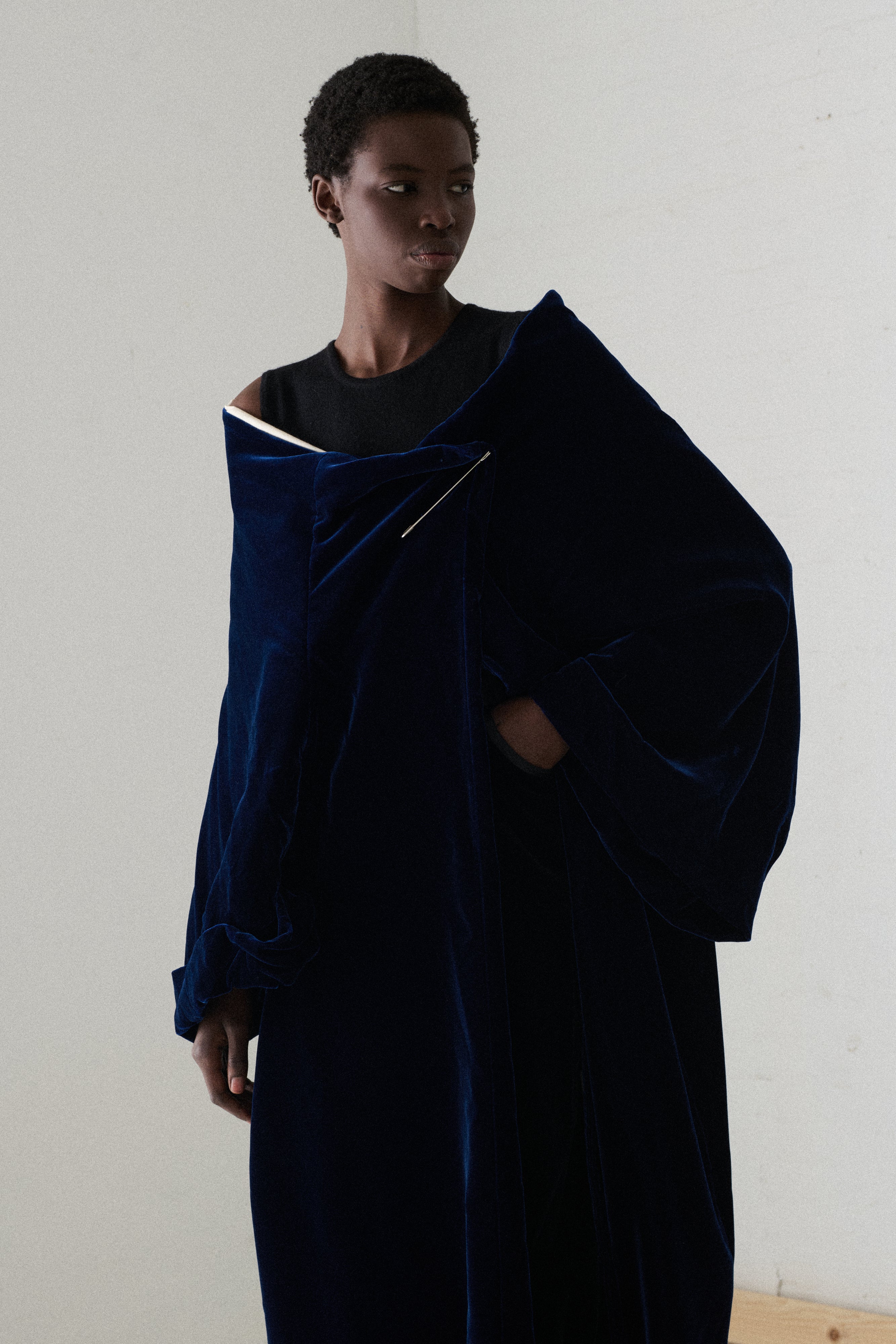 1996 CdG Blue Velvet Evening Coat - Image 4