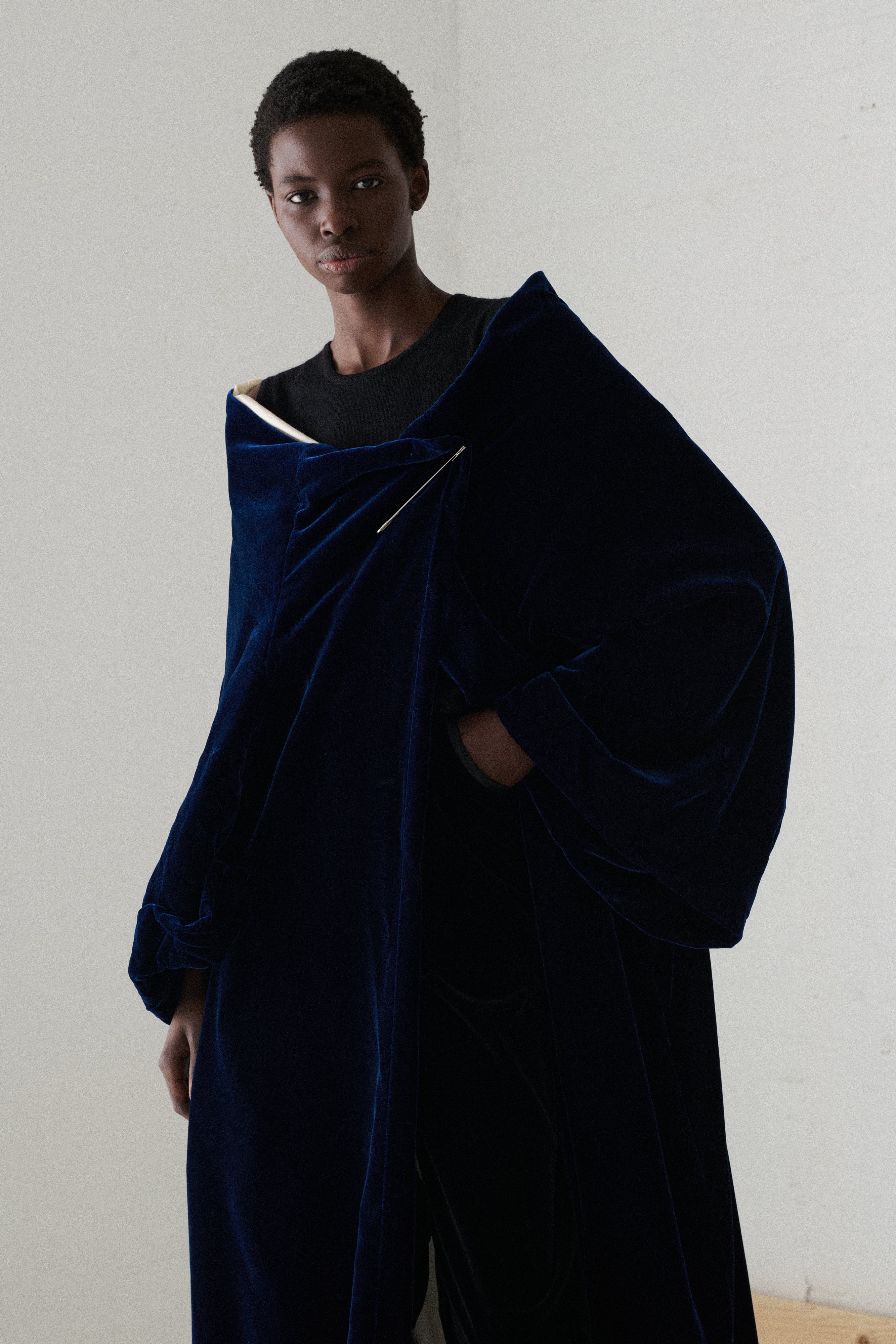 1996 CdG Blue Velvet Evening Coat - Image 5