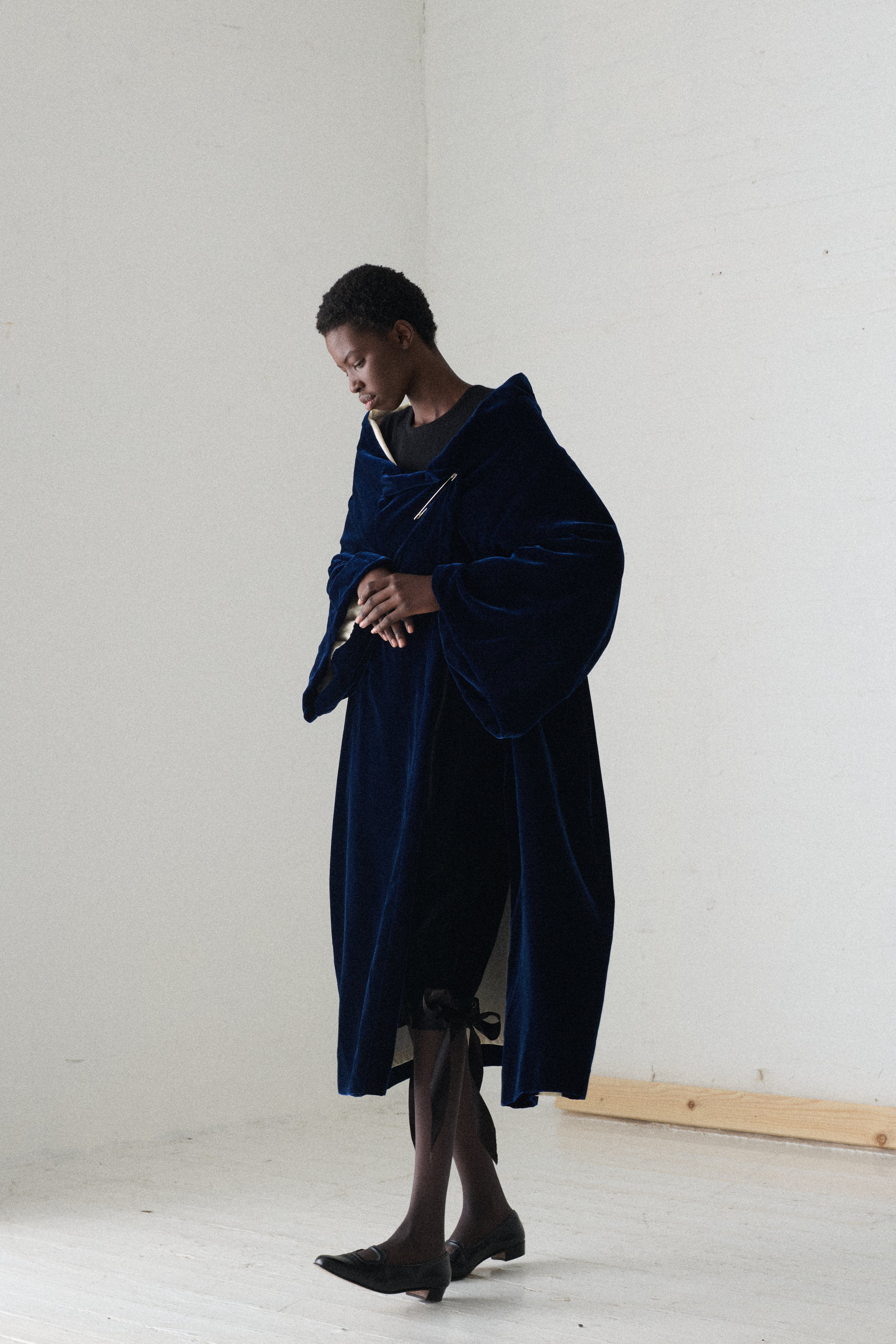 1996 CdG Blue Velvet Evening Coat - Image 9